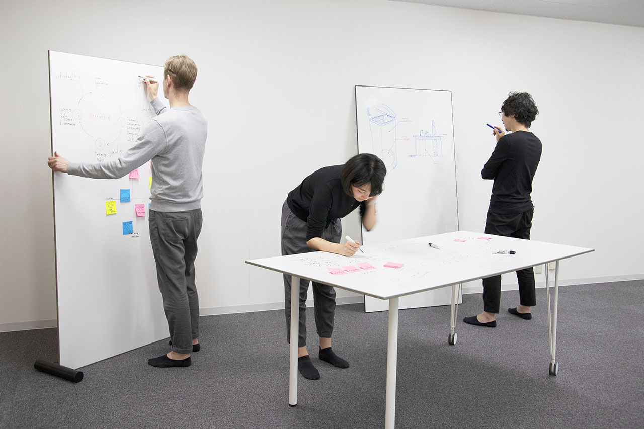 クリエイターのアウトプットを支える軽量ホワイトボード／中西金属工業