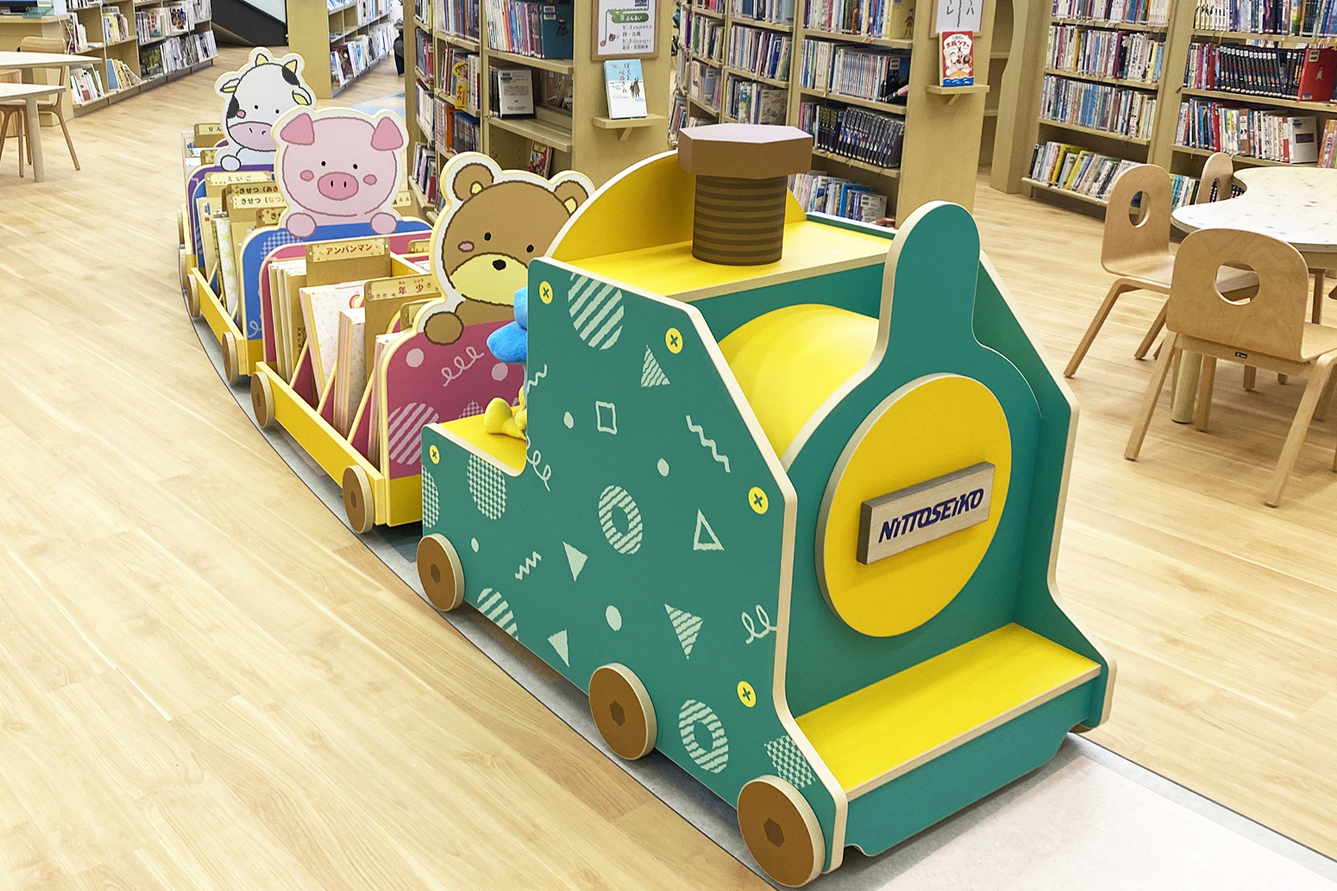 機関車型の紙芝居収納棚／綾部市図書館（あやテラス）